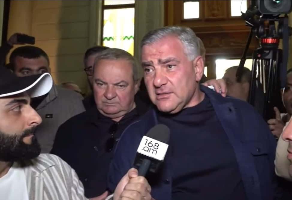 В Ереване задержали российского миллиардера Самвела Карапетяна. Ему предъявили обвинение в публичных призывах к захвату власти