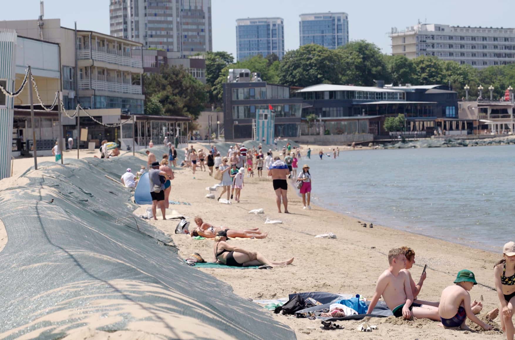 “Still no gills!”: Despite oil spills, Russia’s Black Sea beach season quietly opens