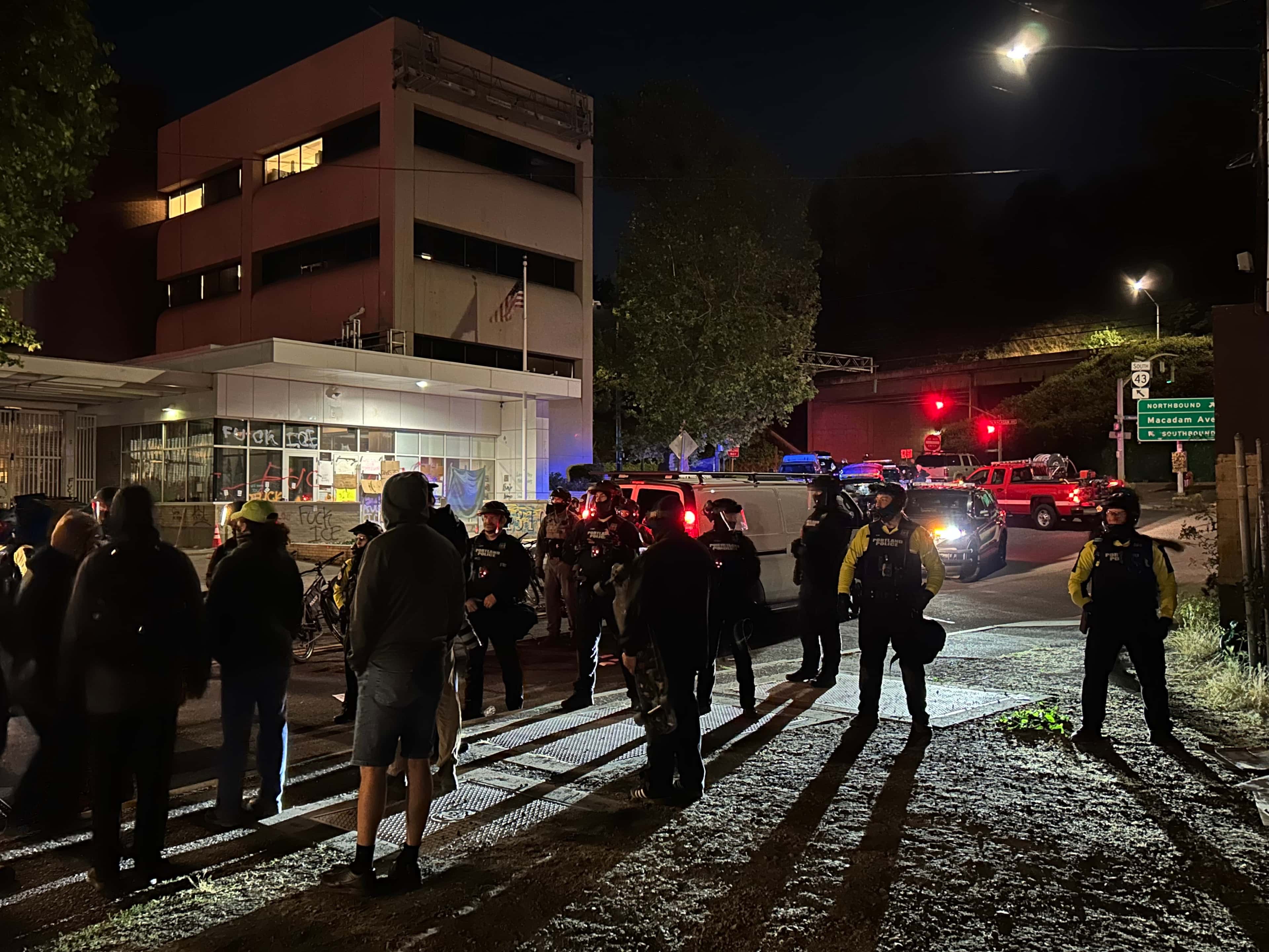 Трамп распорядился направить войска в Портленд и применять силу к протестующим против чрезмерного применения силы ICE