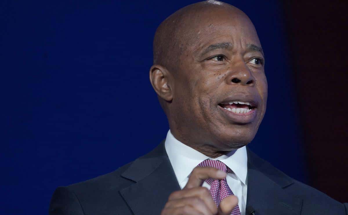 Эрик Адамс, которого обвиняли в коррупции, отказался от переизбрания на пост мэра Нью-Йорка