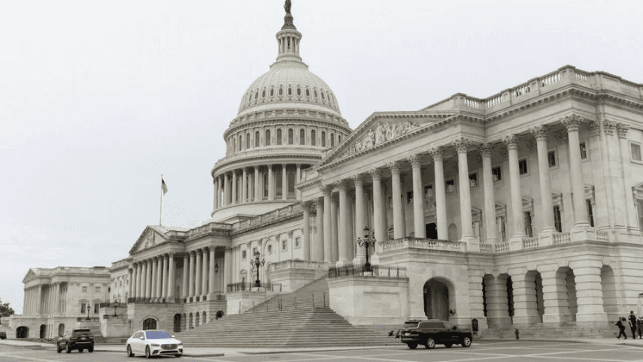 В США приостановилась работа федерального правительства. Демократы и республиканцы не смогли согласовать бюджет