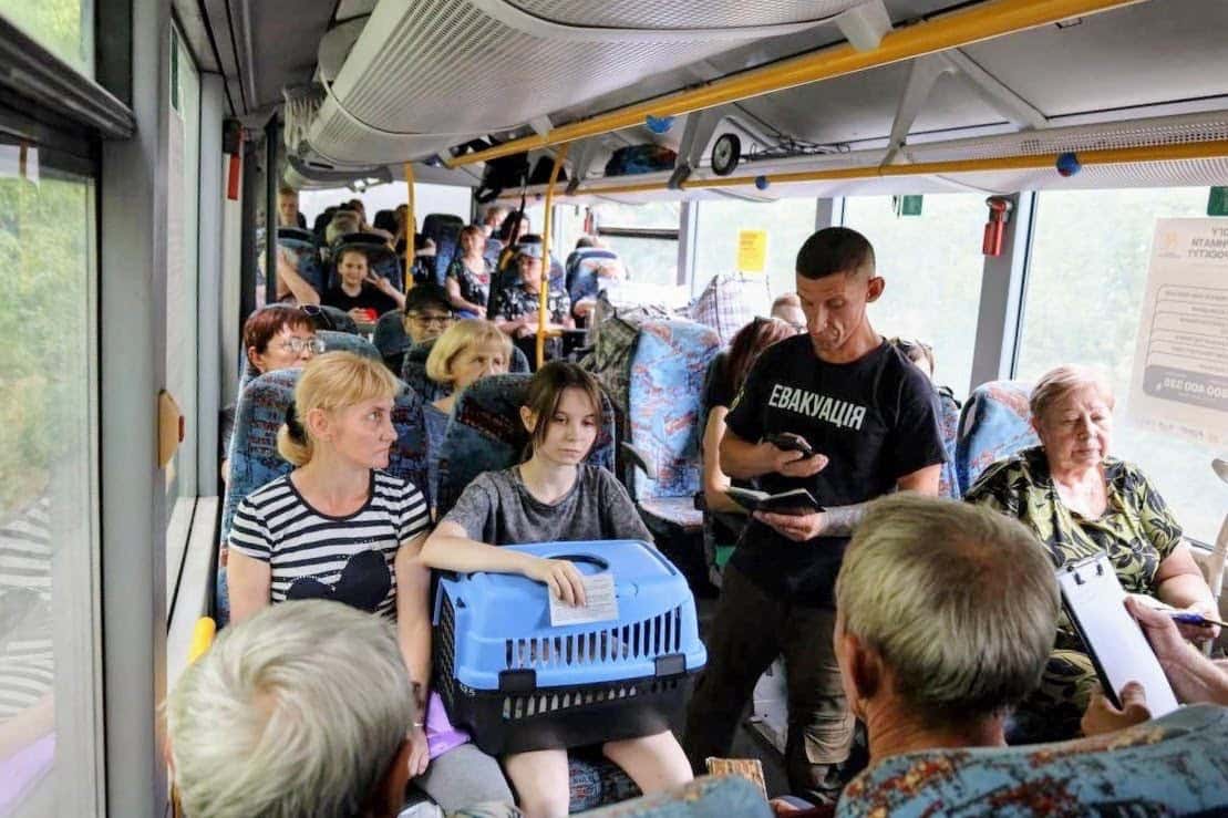 «Дроны летают прямо над магазинами». Как люди выезжают с Днепропетровщины, куда сейчас пытается прорваться российская армия