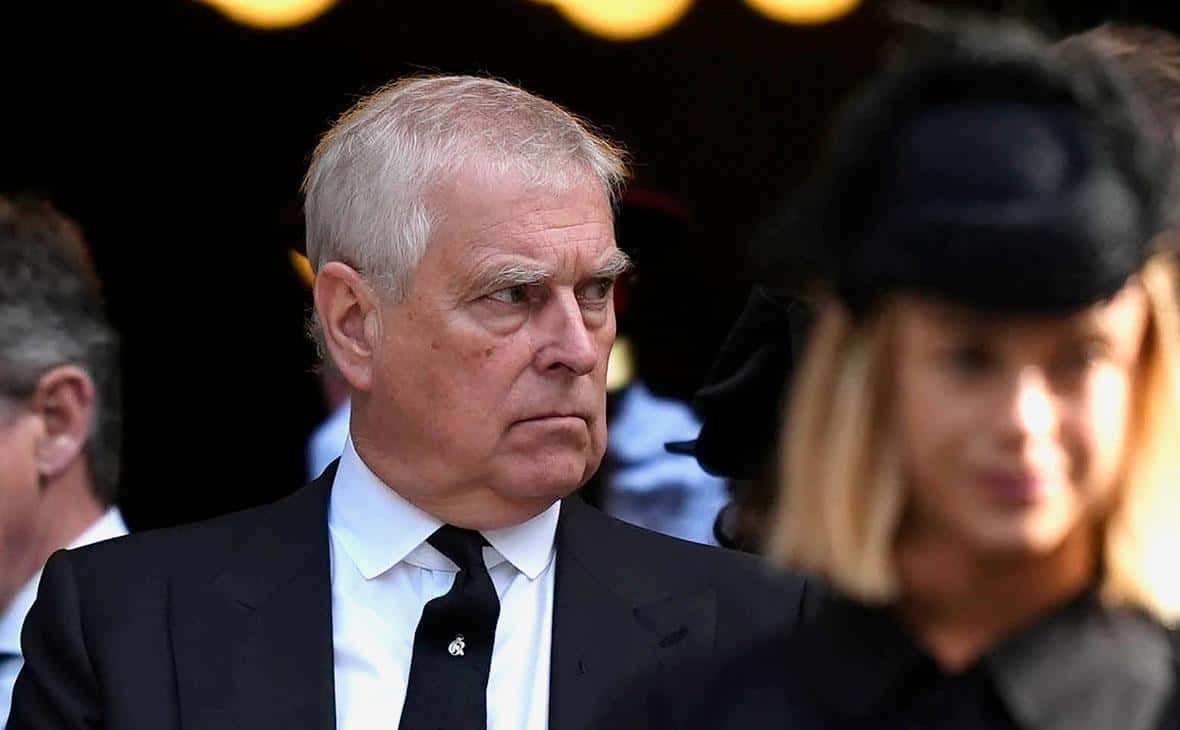 Король Великобритании лишил брата, принца Эндрю, всех титулов и почестей, его также выселяют из королевской резиденции