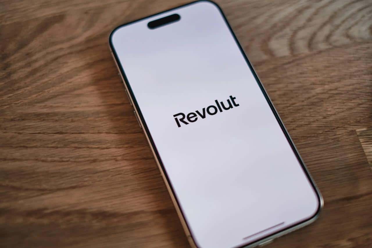 В Revolut заявили, что по техническим причинам загрузка документов невозможна. Ранее банк заблокировал счета многих россиян, потребовав ВНЖ