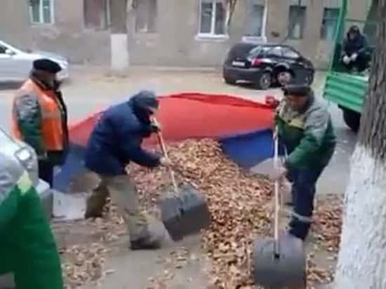 СК прекратил дело против дворников, использовавших флаг России вместо мусорного мешка