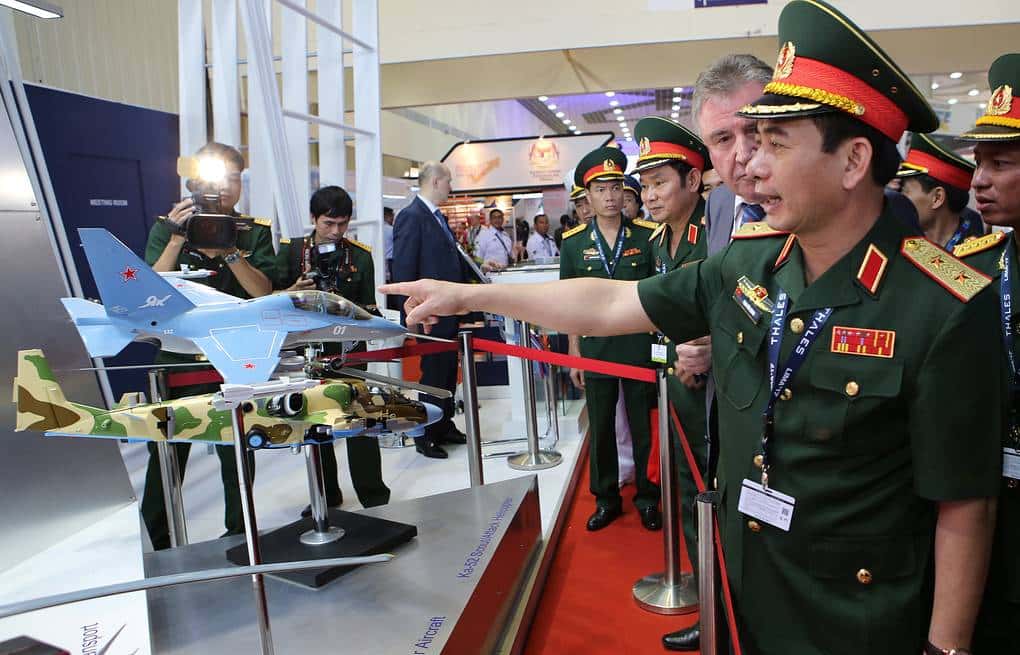 "Россия торгует оружием себе в убыток" - Александр Гольц о резком падении доходов от экспорта ОПК