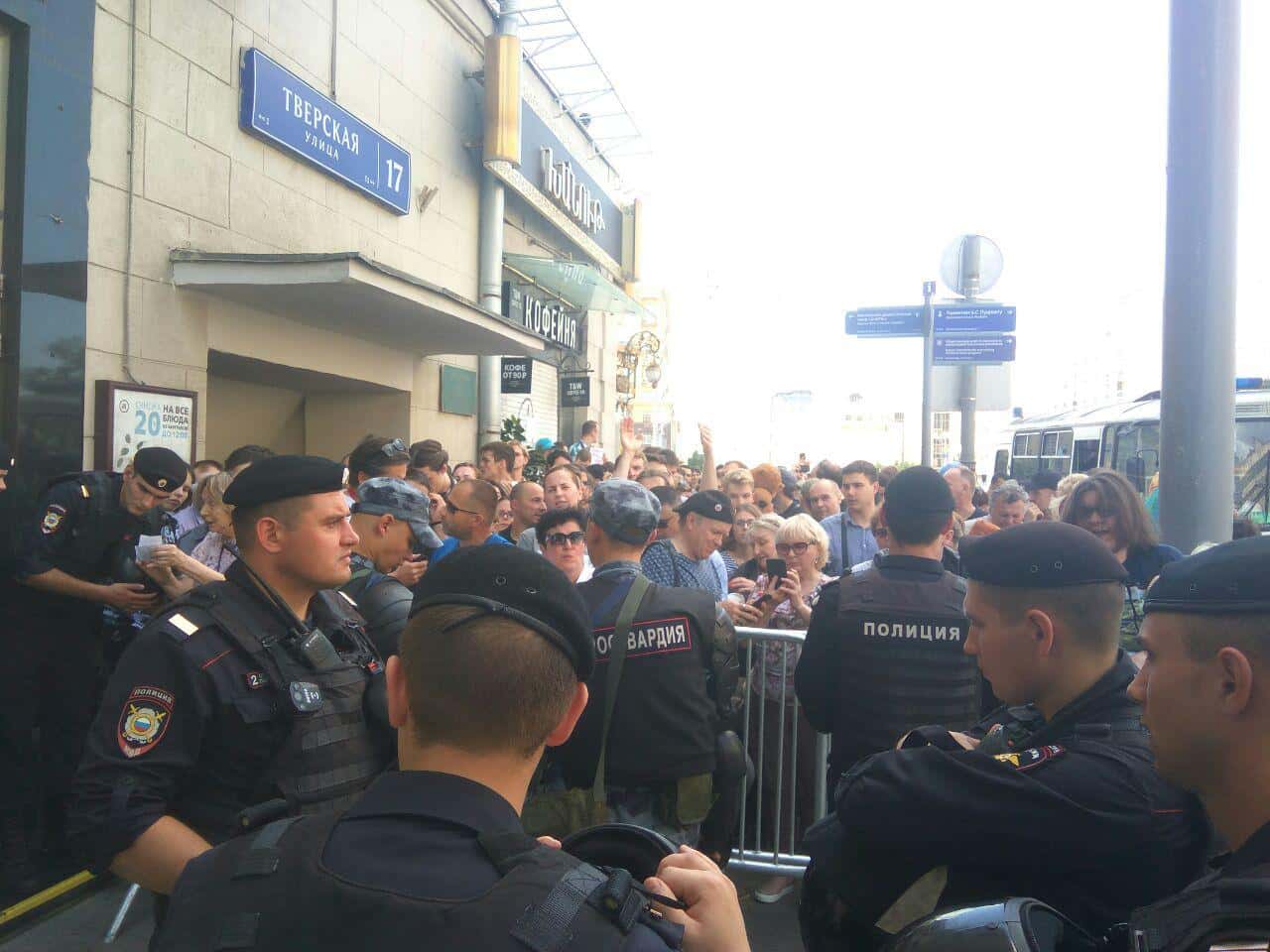 «ОВД-Инфо»: Число задержанных на акции у мэрии превысило 200 человек