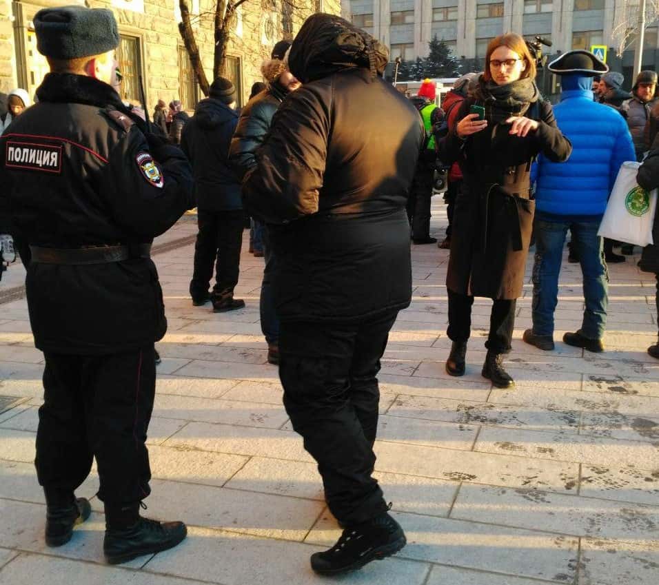 Студент МГУ рассказал об избиении в автозаке после акции. Он фотографировал сотрудника Центра «Э», курировавшего SERB
