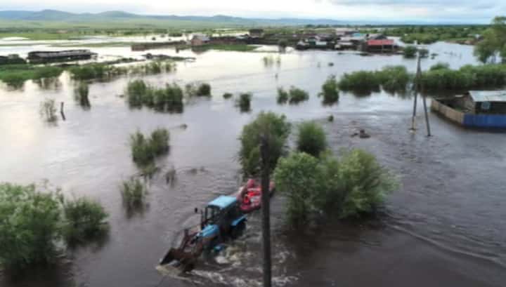 "Вся Чита тонет! А он себе отсыпает" Жители затопленного поселка не пустили КамАЗы с грунтом к дому экс-мэра