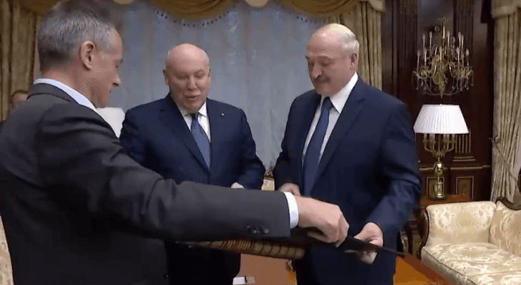 Посол РФ подарил Лукашенко карту с белорусскими областями в составе Российской империи