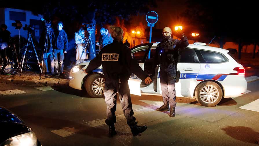 Baza: В консульстве России во Франции подтвердили, что по делу об убийстве учителя под Парижем проходит 18-летний уроженец Москвы