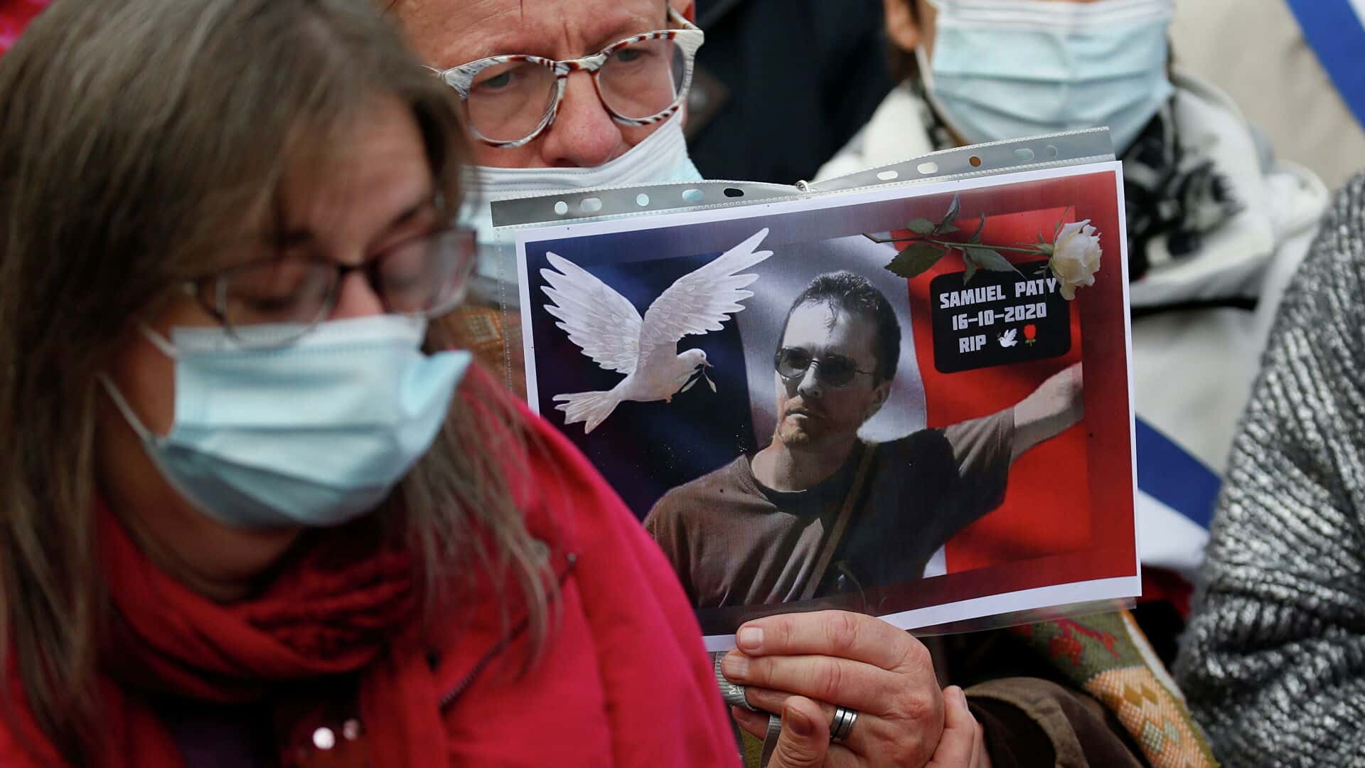 Среди обвиняемых по делу об убийстве учителя во Франции оказались два школьника. Они за деньги указали на него убийце