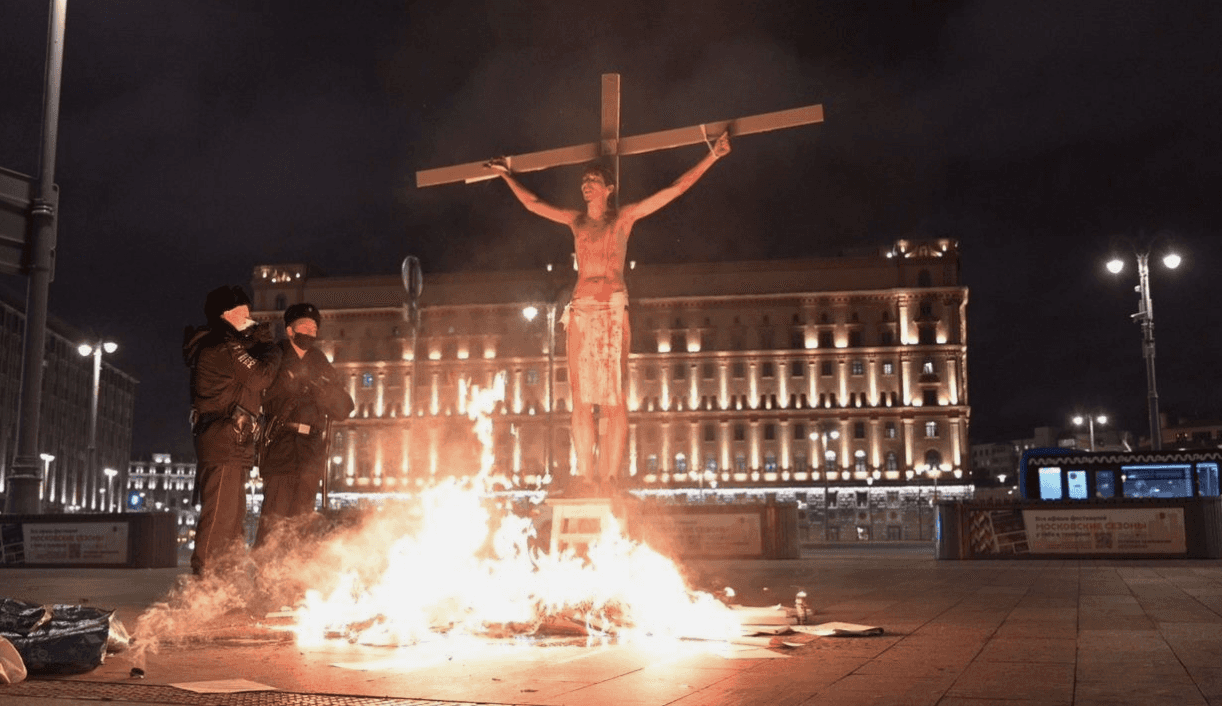 Акционист в образе Иисуса Христа «поджег» себя на кресте у здания ФСБ на Лубянке