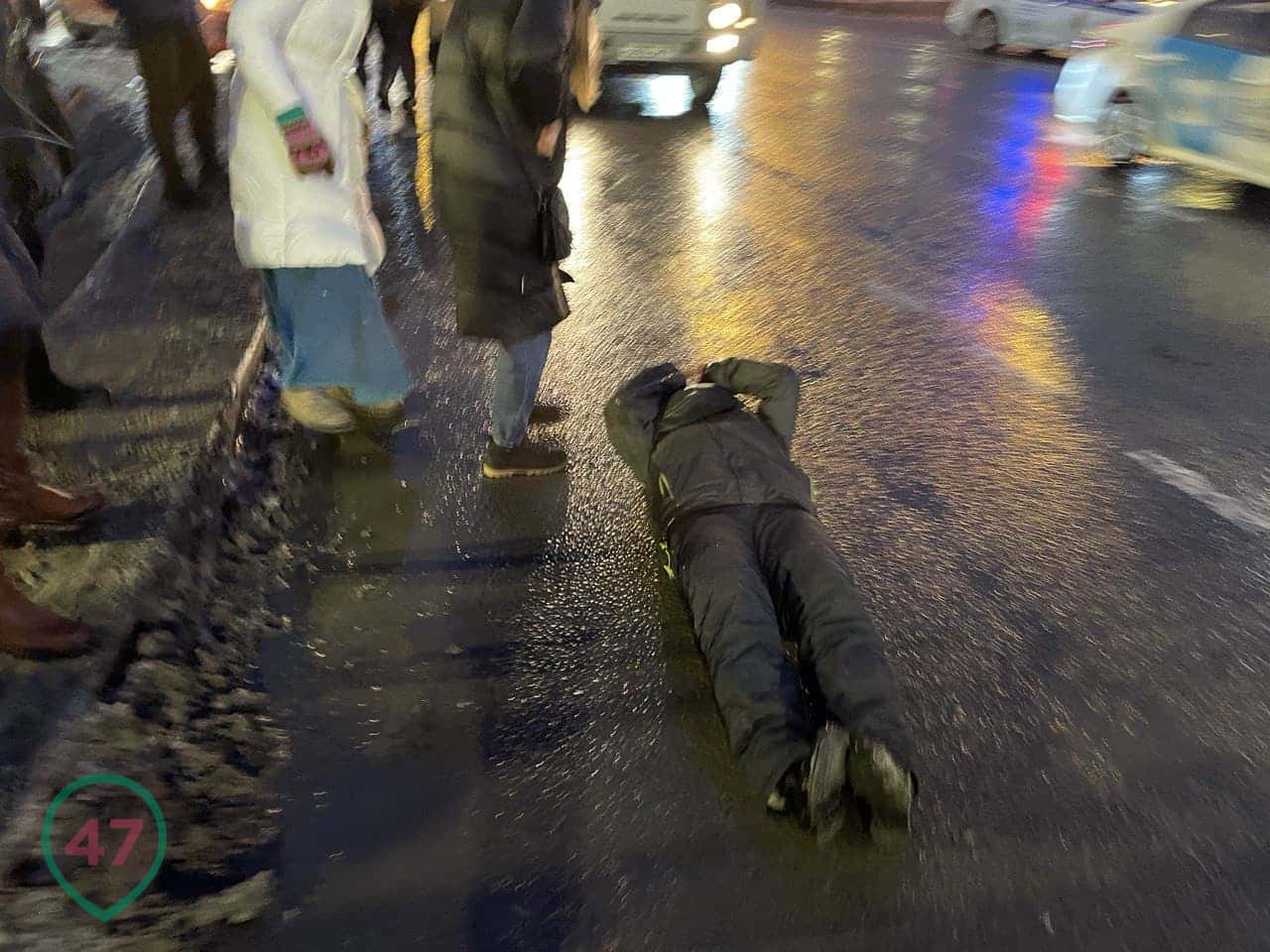 Женщина, которую омоновец пнул ногой в живот, в бессознательном состоянии попала в реанимацию — Baza