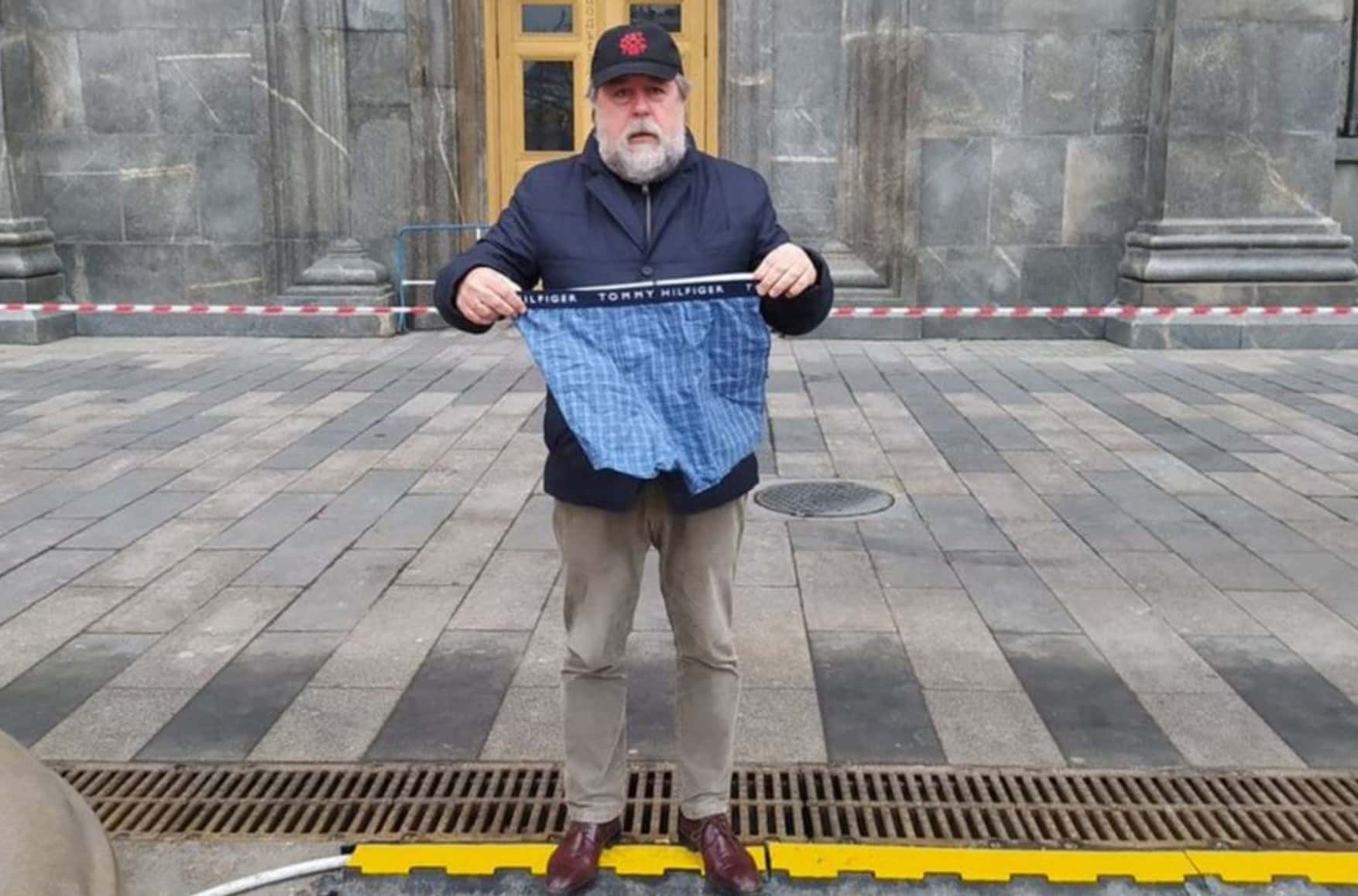 Суд назначил режиссеру Виталию Манскому штраф 10 тысяч рублей за пикет с синими трусами у здания ФСБ