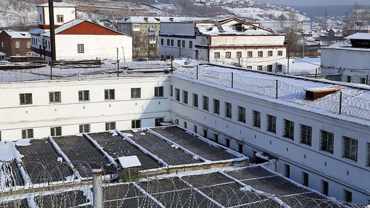 Заключенного, которого пытали и насиловали в СИЗО-1 Иркутска, пытаются лишить защиты. Его юриста сделали свидетелем и вывели из дела