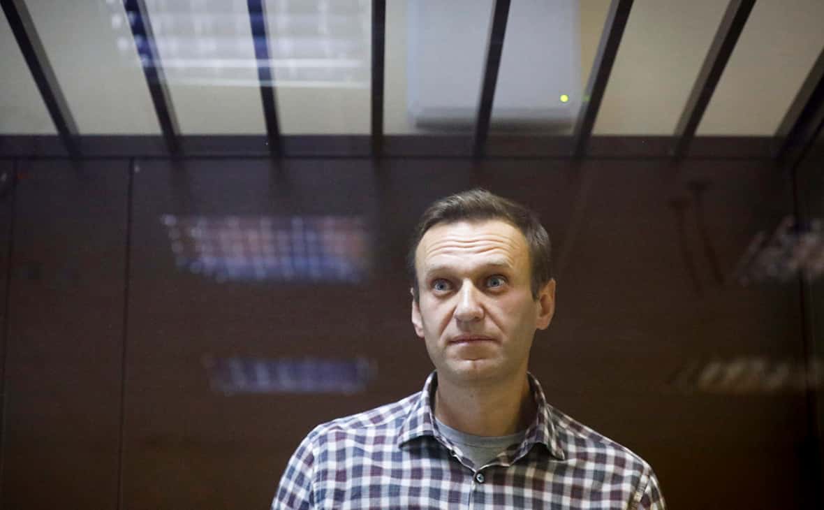 «У него очень сильный кашель, температура, он истощен», — адвокат рассказала о состоянии Навального