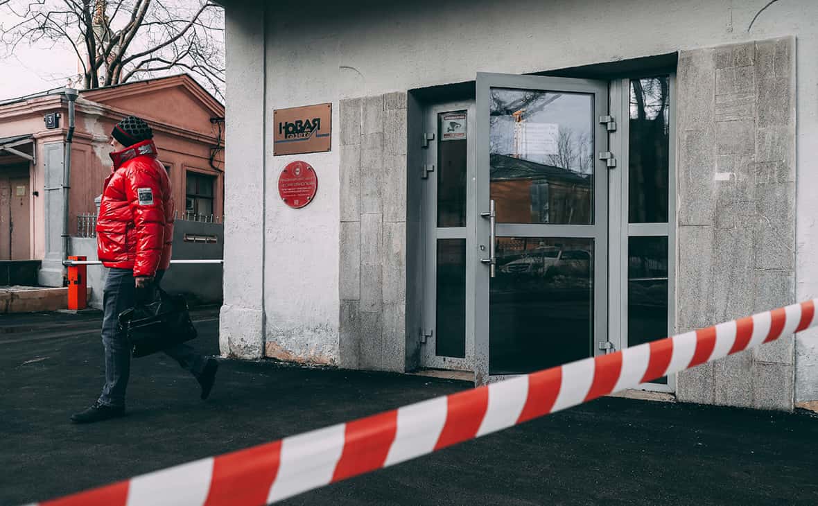 Лаборатория мэрии Москвы не нашла опасных веществ после распыления газа у редакции «Новой газеты». У независимых экспертов другие данные 