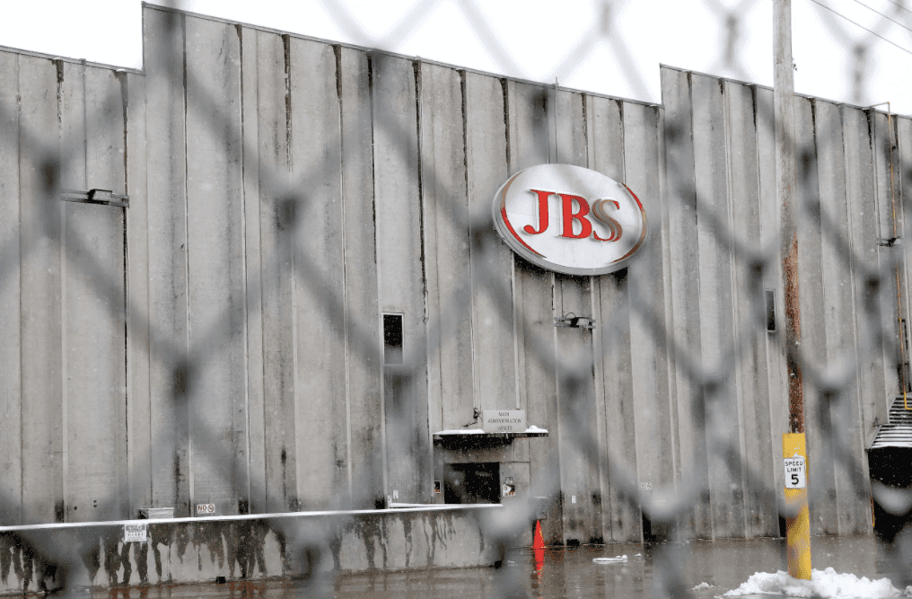 За кибератакой на JBS в США стоят сервисы REvil и Sodinokibi — ФБР