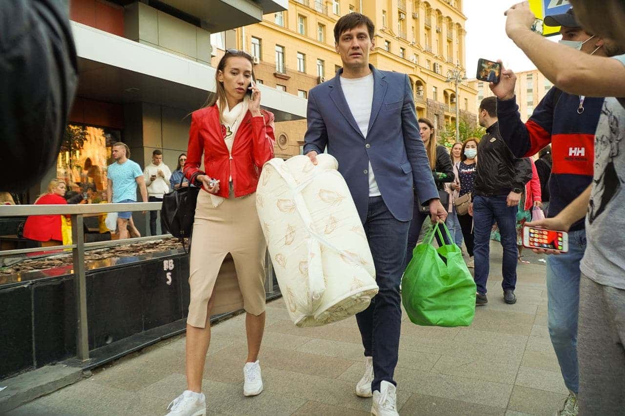 «Не понимаю, зачем нужно было тетю мою мучить». Дмитрий Гудков дал интервью после освобождения из ИВС — видео