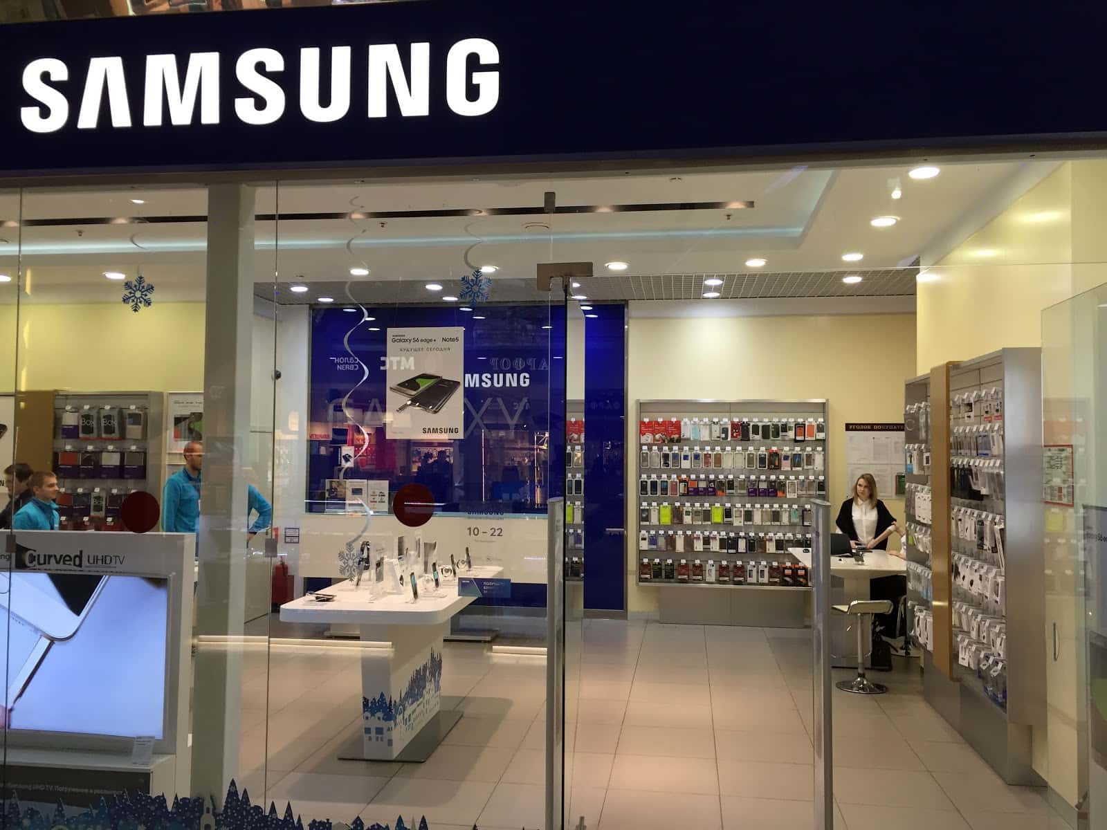 Арбитражный суд РФ запретил продажу 61 модели смартфонов Samsung