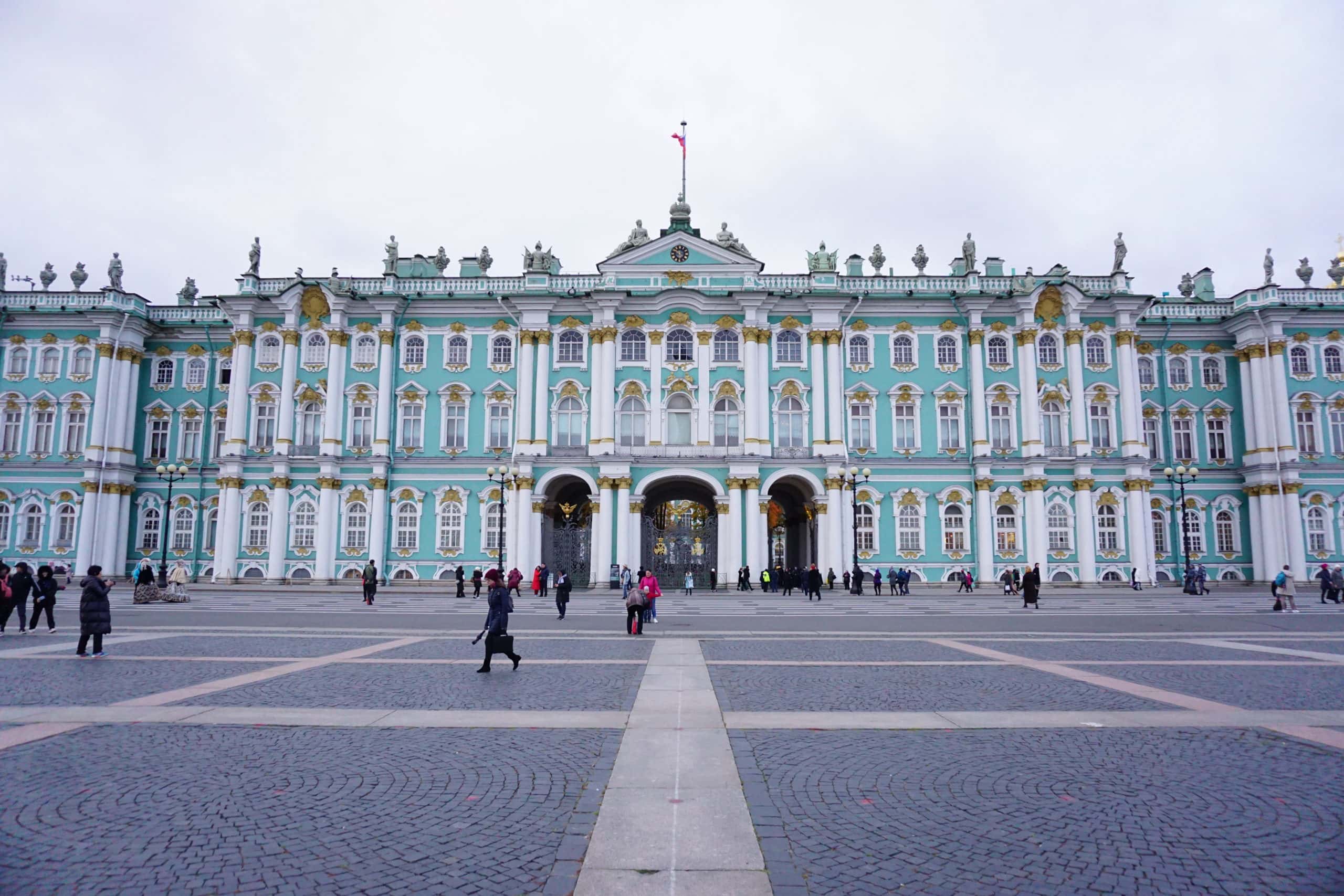 Сотрудник Эрмитажа, сломавший посетителю нос, оказался замглавы отдела музея «Главный штаб»