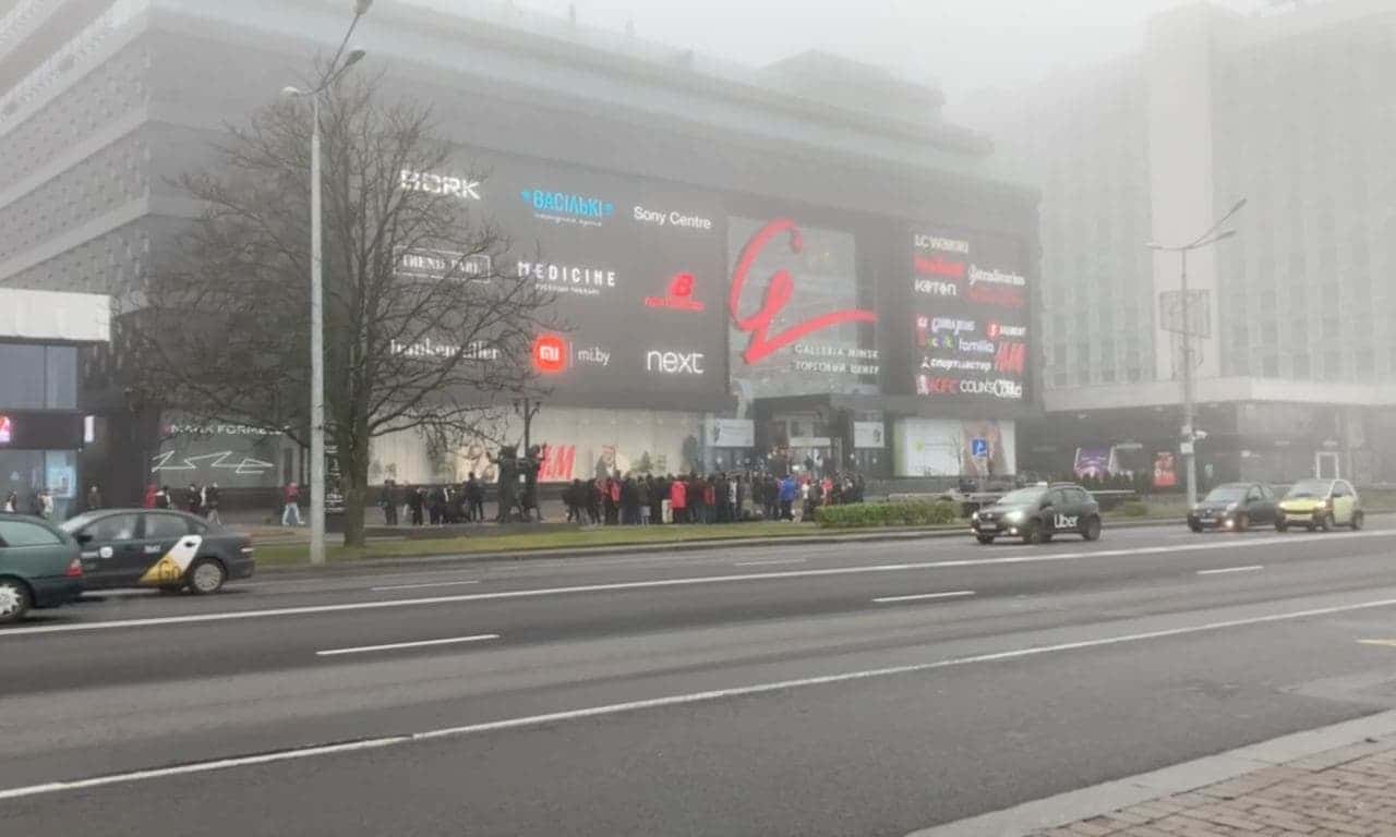 Мигранты в центре Минска: как беженцы готовятся к поездке на границу