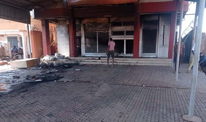 В Буркина-Фасо протестующие сожгли офис правящей партии