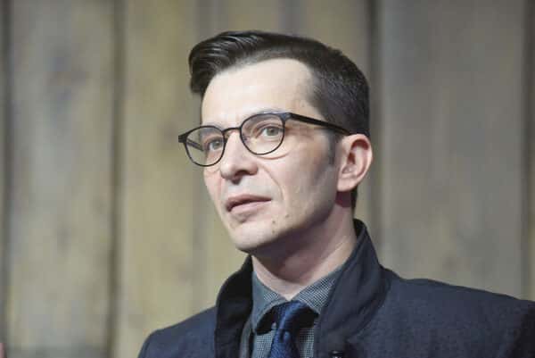 Арбитражный суд Петербурга удовлетворил иск телеведущего Андрея Курпатова о взыскании 11 млн рублей с отправленного в СИЗО экс-любовника