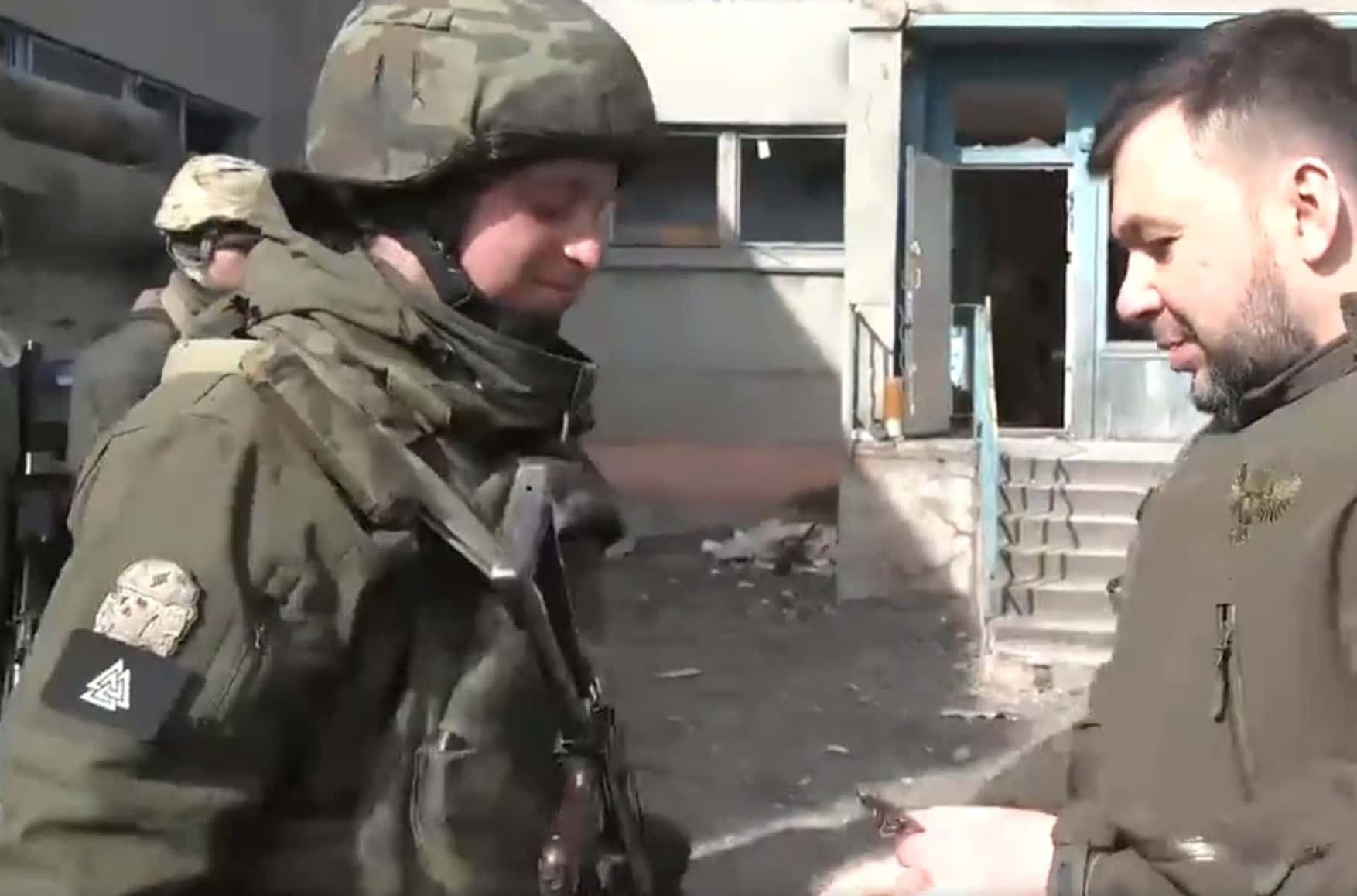 Из видео, где глава ДНР награждает военных, вырезали офицера с нацистской нашивкой на рукаве