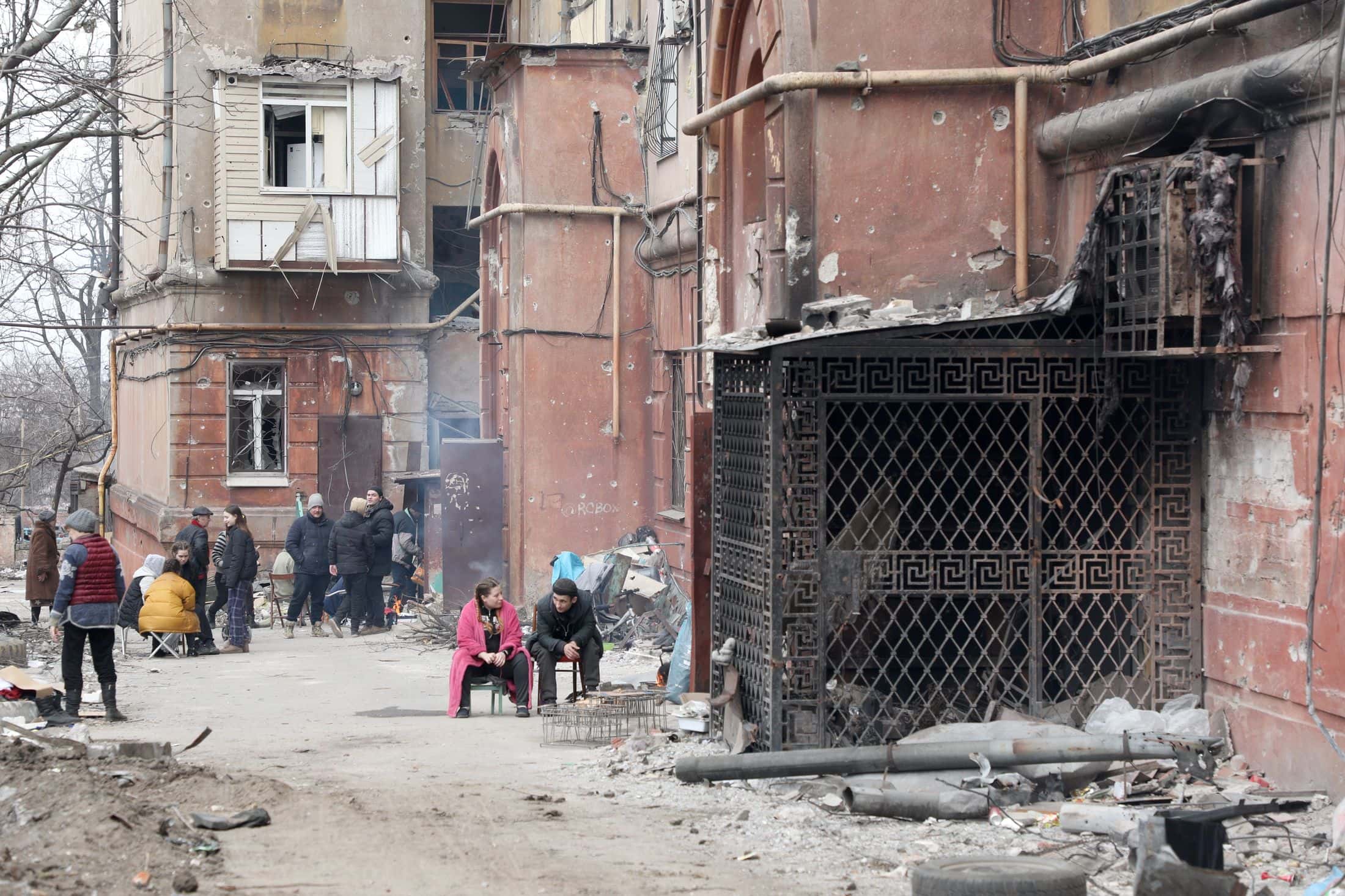 «Настоящее гетто» — советник мэра Мариуполя опубликовал видео из фильтрационных лагерей, в которых российские военные содержат украинцев 