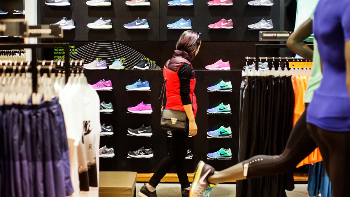 Nike закроет все магазины в России, когда закончатся товарные запасы. Сейчас поставки приостановлены, а товар уже в дефиците — «Ведомости»
