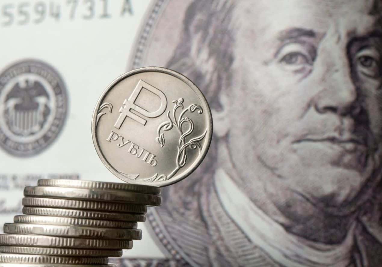«Снижая ставку, ЦБ стремится повысить интерес к доллару, так как настолько дорогой рубль не был в планах» — экономист Евгений Надоршин
