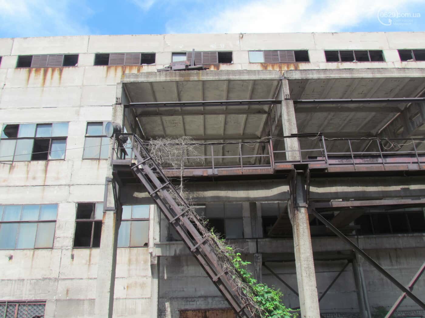 «Очередной могильник». В Мариуполе под завалами бывшего завода «Октябрь» нашли еще 70 тел погибших — советник мэра Петр Андрющенко