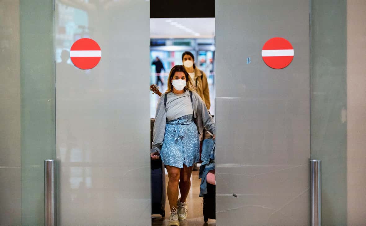 «Исчезнувший» COVID-19: страны отменяют ограничения, но вирус продолжает эволюционировать