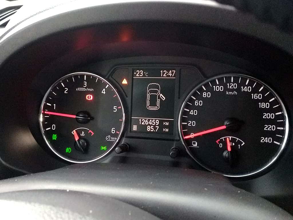 Россияне, выставляющие автомобили на продажу, массово скручивают пробеги — «Коммерсантъ»