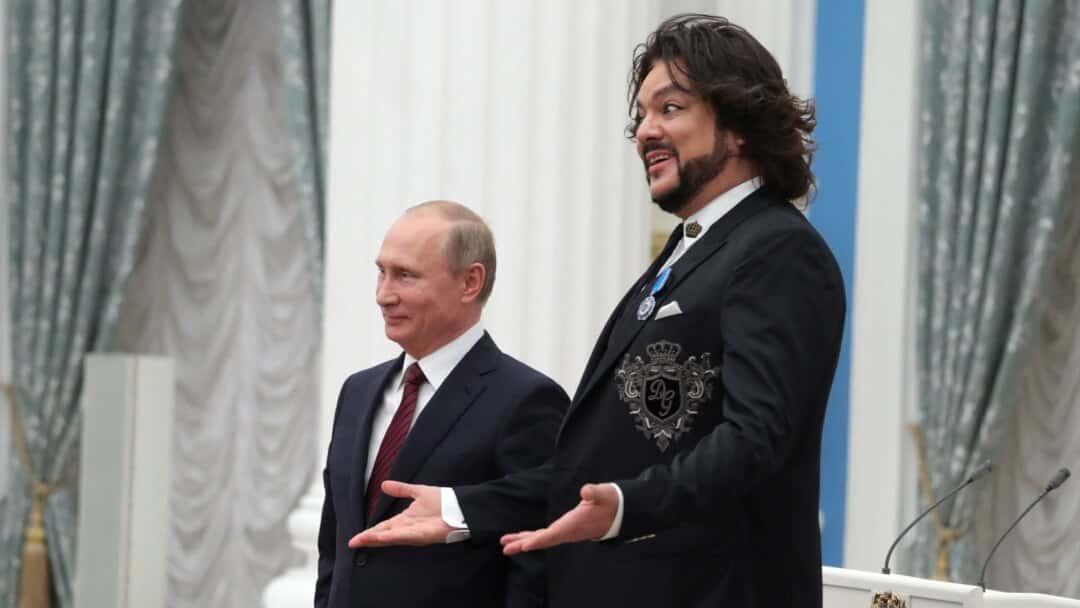 Киркоров собрался выступать в Крыму для российских военных. До этого он не говорил о войне и критиковал пропагандистку Симоньян