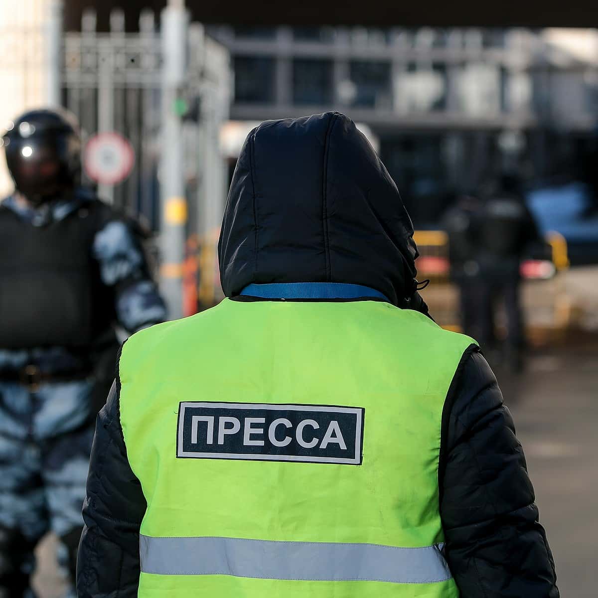 В Архангельске задержали журналиста, несмотря на редзадание и жилет прессы. Ему вручили повестку