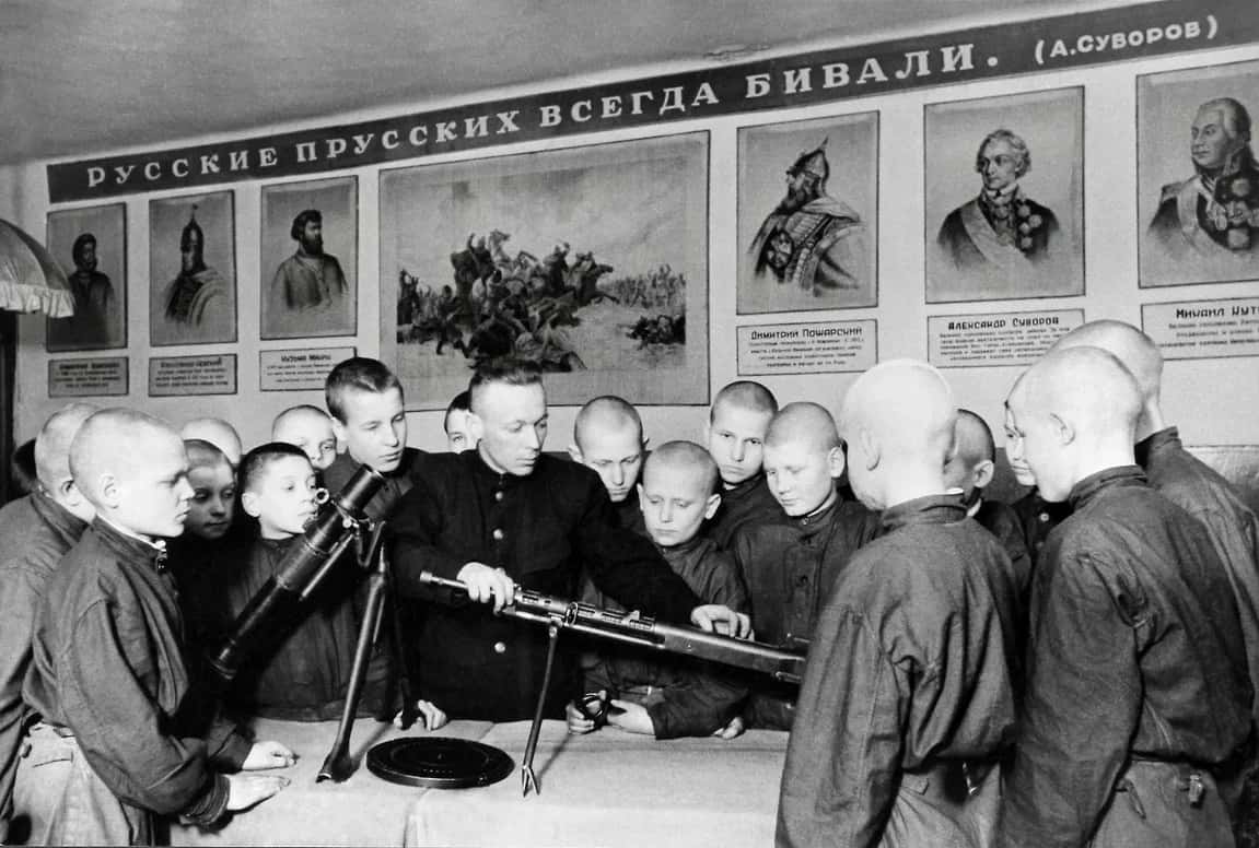 ТАСС: Минпросвещения разрабатывает курс военной подготовки для школ и колледжей