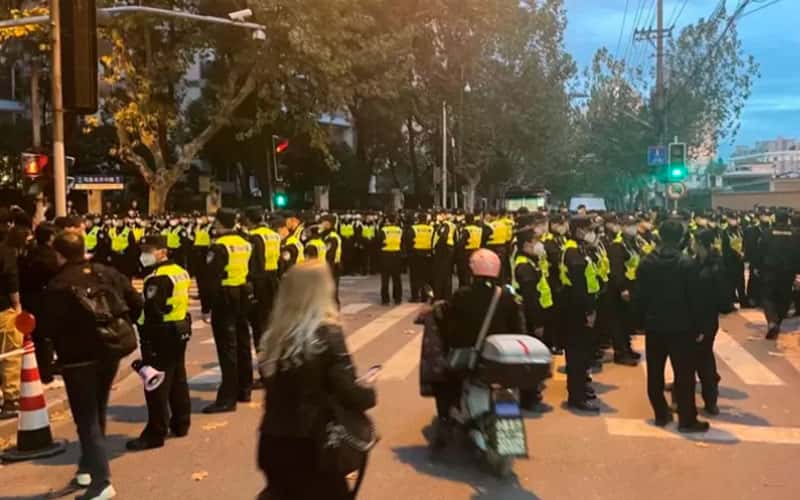 «Си Цзиньпин, уходи». В Китае прошли массовые акции протеста против ограничительных мер от COVID-19