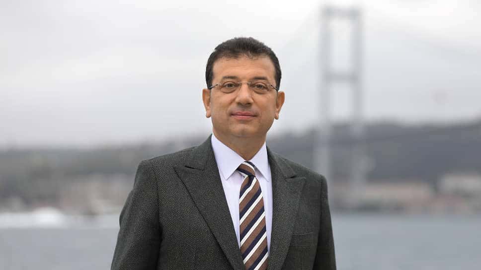 Мэра Стамбула Имамоглу приговорили к тюремному сроку за оскорбление должностных лиц. Он и его сторонники вышли на митинг