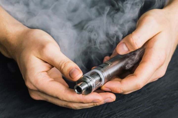  Запрет вейпов — игра в пользу табачных компаний. Они будут держать курильщиков на травматичной форме потребления никотина — Дмитрий Янин