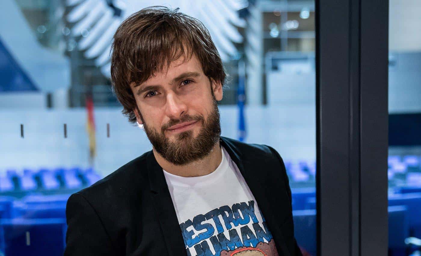 Петра Верзилова обвинили в «распространении фейков» из-за твитов про Бучу