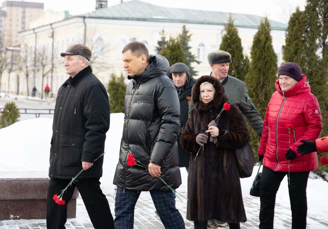 Глава подмосковного Дмитрова стер логотип Prada со своего пуховика на фотографиях со дня памяти Сталинградской битвы 