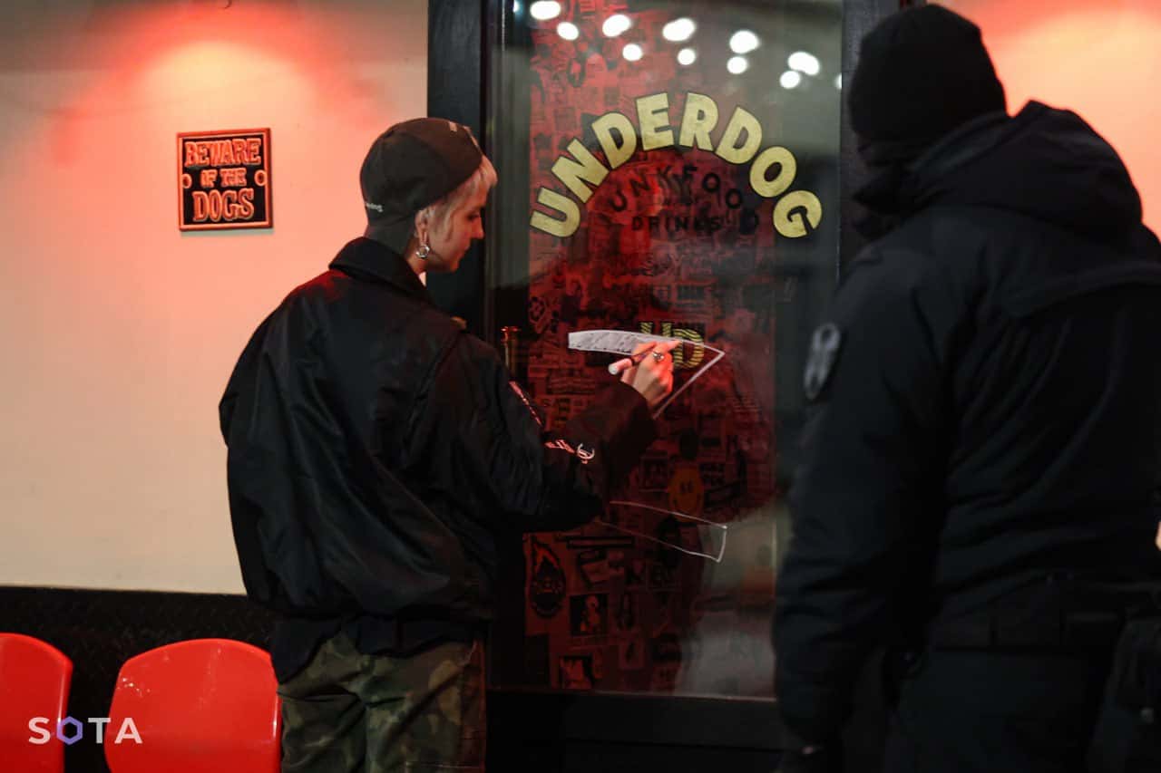 В два московских бара пришли силовики. Когда они ушли, на дверях появилась Z, а в заведениях заиграли песни Shaman и «Любэ»