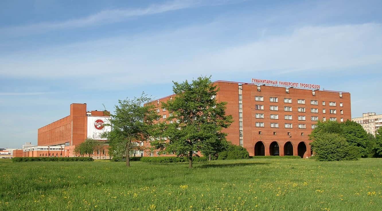 Петербургский студент, отчисленный после антивоенных высказываний, отсудил у вуза больше миллиона рублей