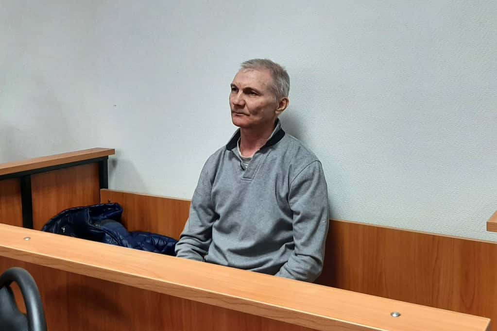 Отца школьницы из Тульской области, нарисовавшей антивоенный рисунок, приговорили к двум годам колонии. Он сбежал накануне ночью