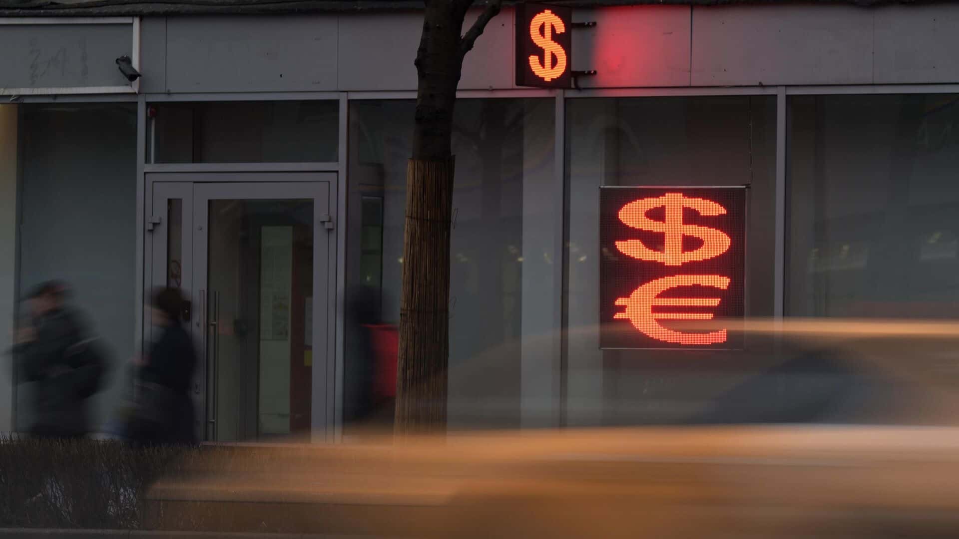 Курс доллара превысил 80 рублей впервые за год