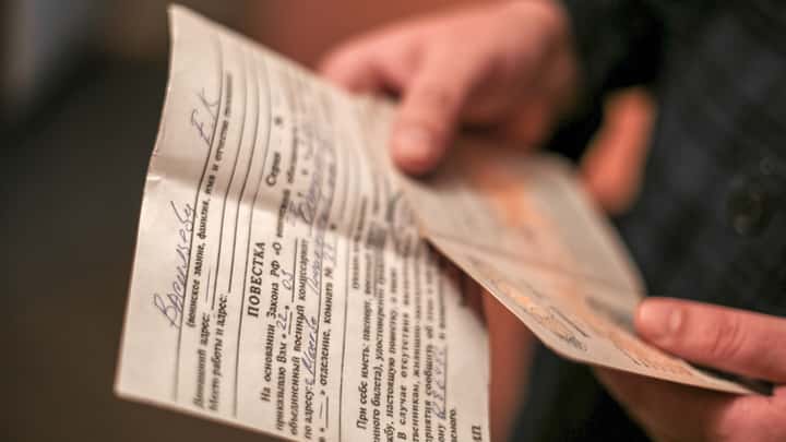 Со дня получения повестки и до явки в военкомат гражданину запрещается выезд из РФ — поправки к законопроекту