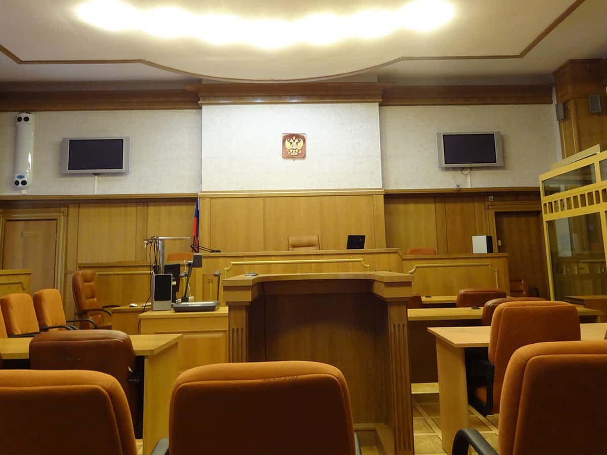 Суд в ХМАО смягчил наказание преступнику, пырнувшему ножом двух человек, поскольку жертвы «дискредитировали» армию